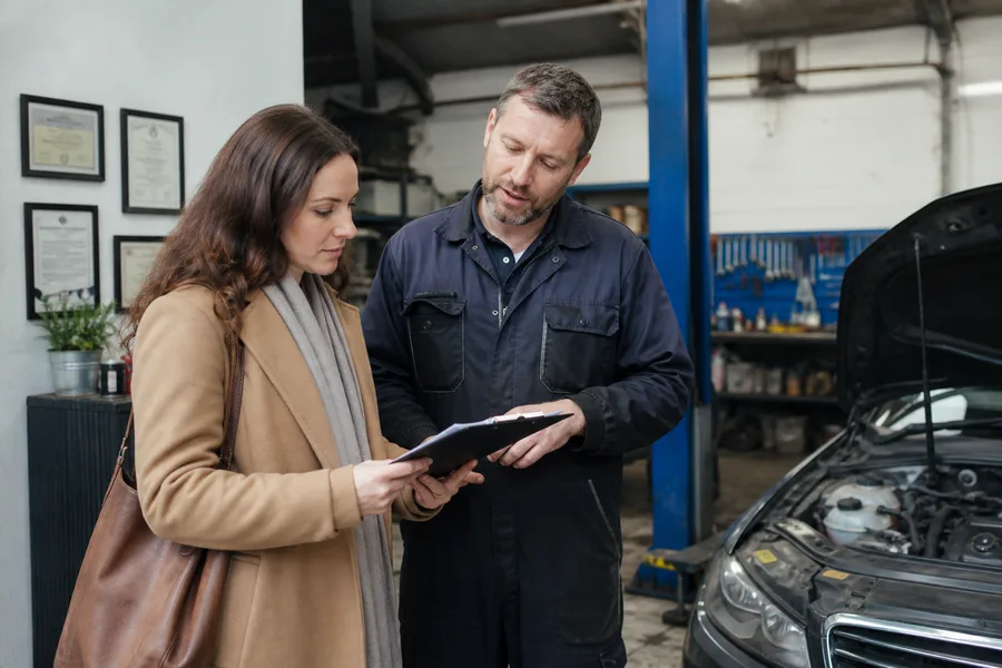 Editorial photograph illustrating “How to choose a garage or mechanic”.